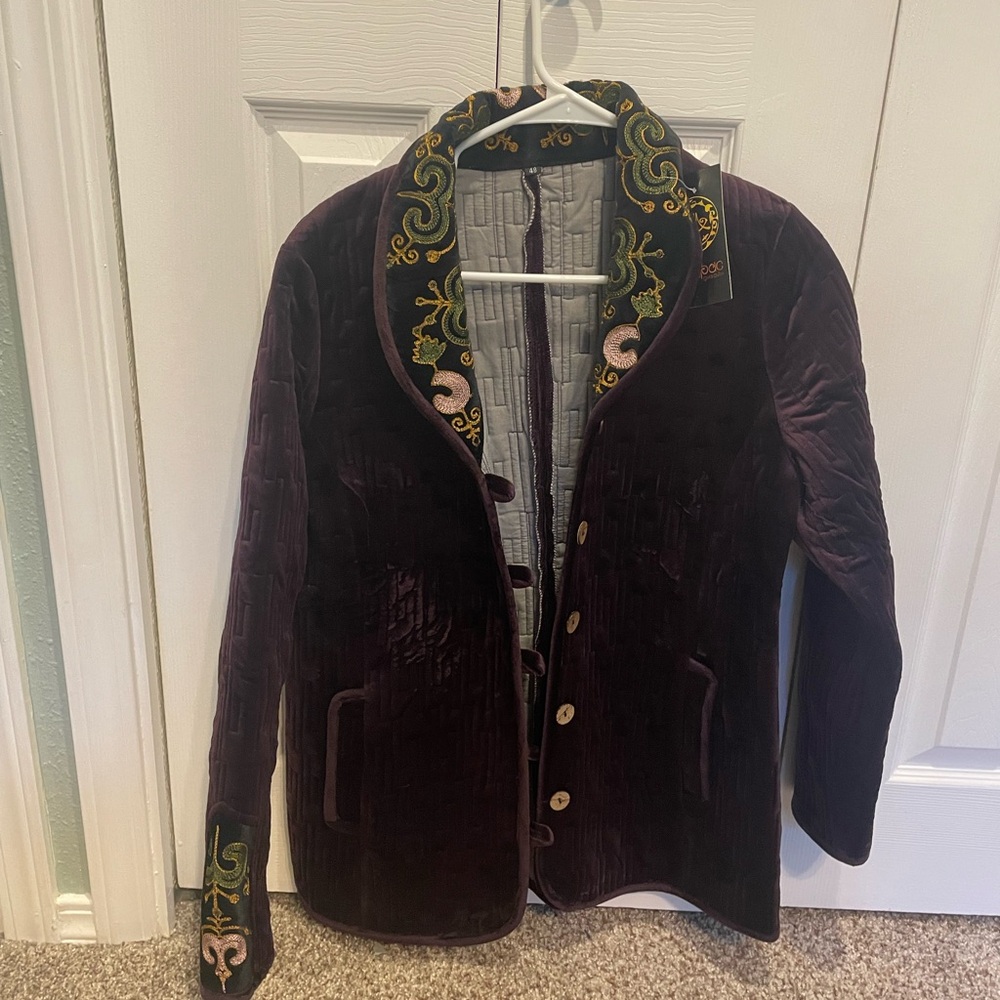 Chic Velvet Jacket with Embroidery